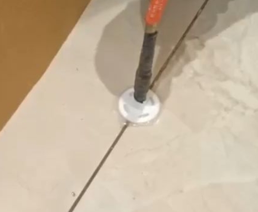 循化瓷砖空鼓维修公司专业解答瓷砖在铺贴过程中，如果没有涂抹均匀到位的粘结材料（如水泥砂浆或瓷砖胶），可能会导致以下问题